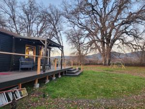 En have udenfor Cozy Covelo Tiny Home - Hot Tub & Oaks