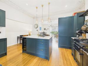 Kuchyň nebo kuchyňský kout v ubytování Beautiful Georgian Apartment | Near Falmouth Town Centre | Walk to Shops + Pubs & Restaurants + 18 fotografií