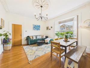 Posezení v ubytování Beautiful Georgian Apartment | Near Falmouth Town Centre | Walk to Shops + Pubs & Restaurants