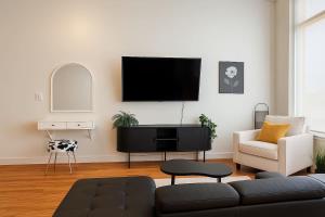 TV/trung tâm giải trí tại 101 Dalmatians Themed Double Queen Suite