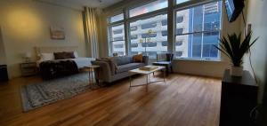 Гостиная зона в Studio Loft with King Bed Downtown