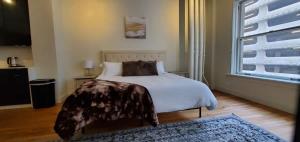 Кровать или кровати в номере Studio Loft with King Bed Downtown