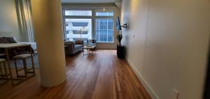 Гостиная зона в Studio Loft with King Bed Downtown +13 фотографий