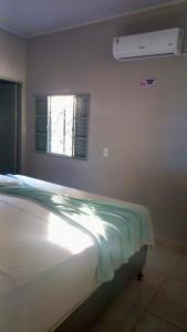 En eller flere senge i et værelse på Chácara Recanto da Paz