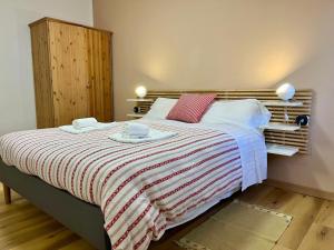a bedroom with a bed with two towels on it at Casa ai Dossi in Bellamonte
