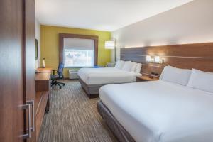 Cette chambre comprend deux lits et un bureau. dans l'établissement Holiday Inn Express & Suites Texarkana, an IHG Hotel, à Texarkana - Texas