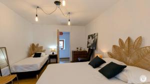 ein Hotelzimmer mit zwei Betten und einem Spiegel in der Unterkunft Ô Coeur des Liens in Saint-Seine-lʼAbbaye