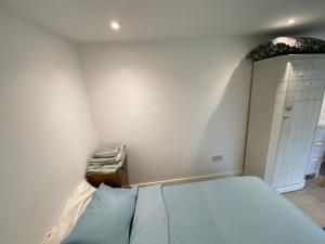 Postel nebo postele na pokoji v ubytování FABULOUS Self contained GARDEN STUDIO EGHAM