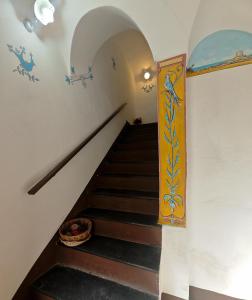een trap in een huis met een schilderij aan de muur bij Casa Di Nonna in Cuglieri