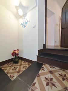 een hal met een vaas met bloemen op de vloer bij Casa Di Nonna in Cuglieri