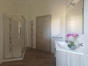 een witte badkamer met een wastafel en een douche bij Casa Di Nonna in Cuglieri +16 foto's