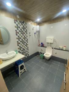 ein Badezimmer mit Toilette und Waschbecken in der Unterkunft SAJ motel 02 in Belgaum
