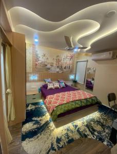 ein Schlafzimmer mit einem großen Bett mit einem Teppich in der Unterkunft SAJ motel 02 in Belgaum