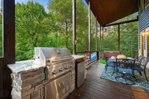 an outdoor kitchen with a stove on a deck at 5 Bedroom - Four En-Suite & Bunk Loft w/half bath in Stephens Gap