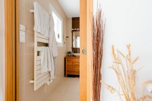 ein Badezimmer mit Waschbecken und Dusche mit Handtüchern in der Unterkunft Chambre d'hôtes - Acrifolia in Aigrefeuille-sur-Maine + 29 Fotos