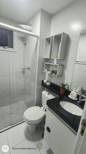 a bathroom with a toilet and a shower and a sink at Apartamento Aconchegante-1105 in Itatiba +33 photos