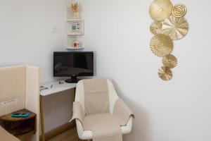 TV a/nebo společenská místnost v ubytování La Demeure du Soleil T2 cosy, Clim,Wifi, Castillet 15 min, parking facile