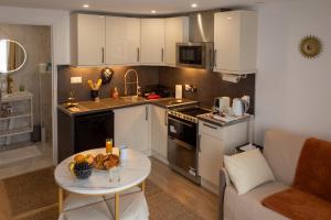 Kuchyň nebo kuchyňský kout v ubytování La Demeure du Soleil T2 cosy, Clim,Wifi, Castillet 15 min, parking facile