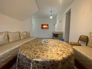 una sala de estar con una cama y un sofá en Cedar Peak Residence, en Ifrane