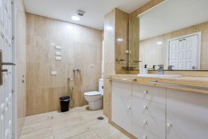 Un baño con inodoro, lavabo y espejo. en Apartamento familiar privado, en Santa Cruz de Tenerife 23 fotos más