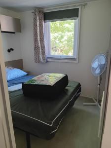 En eller flere senge i et værelse på Mobilhome a la deco zen camping sur soulac + 19 billeder