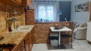 Kuchyň nebo kuchyňský kout v ubytování Escale de Cravant