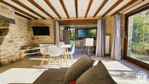 un soggiorno con un divano e un tavolo di Le fournil a Marcillac-la-Croisille