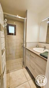 un bagno con doccia e lavandino di Le fournil a Marcillac-la-Croisille