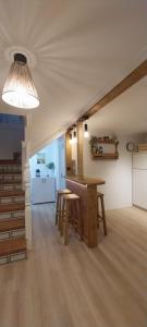 Una sala de estar con una mesa y una cocina. en La Casa del Rio., en La Serna 36 fotos más