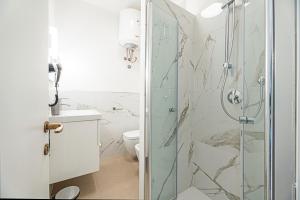 une salle de bain avec douche et toilettes dans l'établissement Elbamar Lacona, à Lacona 101 autres photos