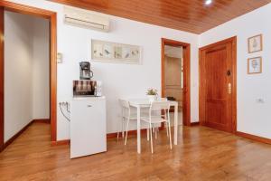 a kitchen and dining room with a table and a microwave at Habitación en el centro con Baño in Santa Cruz de Tenerife