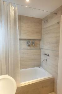 Et badeværelse på Duplex 3amb a 200mts de la laguna, Parrilla y Cochera