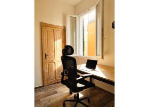 a black chair sitting at a desk with a laptop at Da Marilena in Sorso