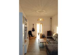 un soggiorno con un divano e un tavolo di Da Marilena a Sorso Altre 6 foto