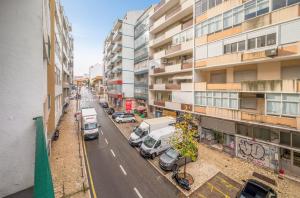 une vue aérienne d'une rue de la ville avec des voitures garées dans l'établissement GuestReady - Modern Comfort in Almada, à Almada 20 autres photos
