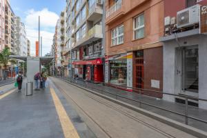 an empty street in a city with buildings at Habitación en el centro con Baño in Santa Cruz de Tenerife +15 photos