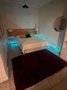 ein Schlafzimmer mit einem Bett mit blauen LED-Leuchten in der Unterkunft Edificio 9 de julio in Mendoza