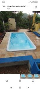 een foto van een zwembad in een huis bij Chalé nas Nuvens in Sobral