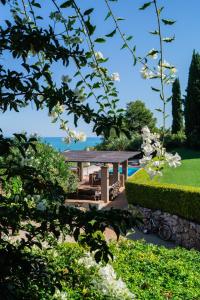 een tuin met een prieel en witte bloemen bij Casale Orgogliosa in San Vito Chietino