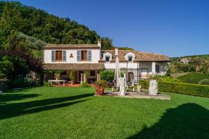 een huis met een gazon ervoor bij Casale Orgogliosa in San Vito Chietino