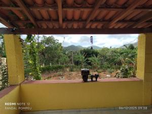 een uitzicht vanaf het balkon van een huis bij Chalé nas Nuvens in Sobral +4 foto's