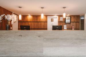 um átrio com duas cadeiras e uma recepção em Angra Beach Hotel em Angra dos Reis mais 62 fotografias