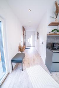 ein Wohnzimmer mit einer Bank und einem Tisch in der Unterkunft Seeferienhaus am Süßen See  + 4 Fotos