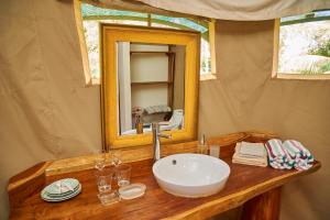 a bathroom with a sink and a mirror at Manoas in Uvita