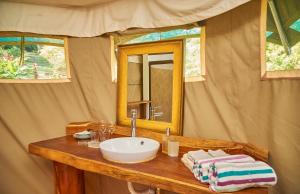 a bathroom with a sink and a mirror at Manoas in Uvita