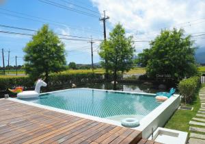 una piscina en la parte superior de una terraza de madera en Island Sunrise, en Dongshan