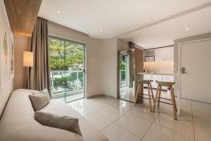 uma sala de estar com um sofá e uma cozinha em Angra Beach Hotel em Angra dos Reis