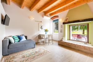 een woonkamer met een bank en een tafel bij Agriturismo Corte Patrizia in Caprino Veronese