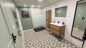 Un baño con lavabo y ducha con espejo. en Sous Le Tilleul - 3 personnes, en Valréas 13 fotos más