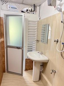 Baðherbergi á SEBASTIAN TRANSIT KATUNAYAKE +51 mynd